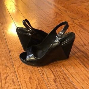 Theory wedges with slingback